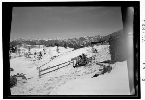[Blick von der Mauritzalm zur Bergstation der Rofanbahn und zur Erfurter Hütte]