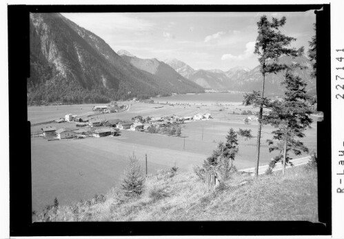 [Häusern bei Maurach am Achensee gegen Pertisau und Karwendelgebirge / Tirol]