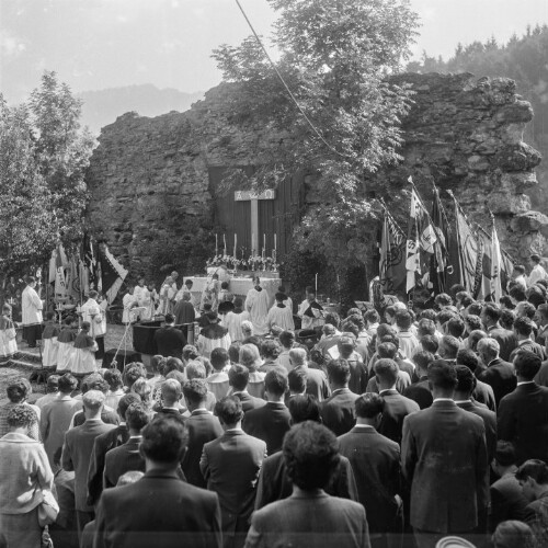 Apostolischer Nuntius Opilio Rossi in Vorarlberg, Pontifikalamt zum St. Gebhardsfest im Burghof
