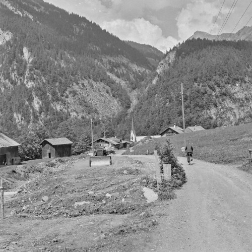 Au, Verbreiterung der Damülser Straße