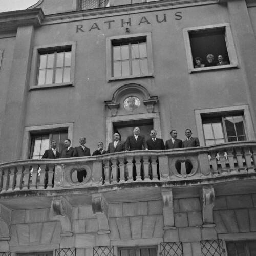 Bregenz, Rathausbalkon, Bürgermeister Karl Tizian mit Stadträten