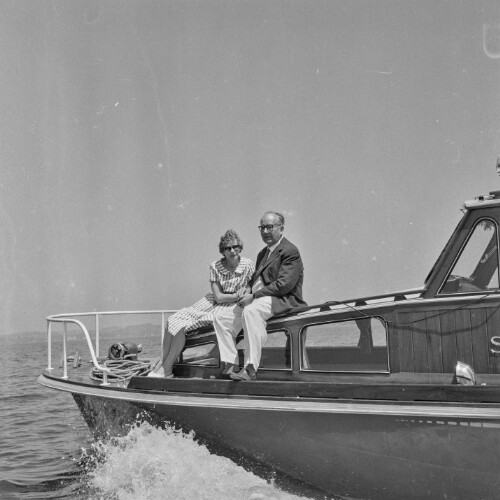 Dr. Fritz Schindler auf seinem Boot  Sphinx II 