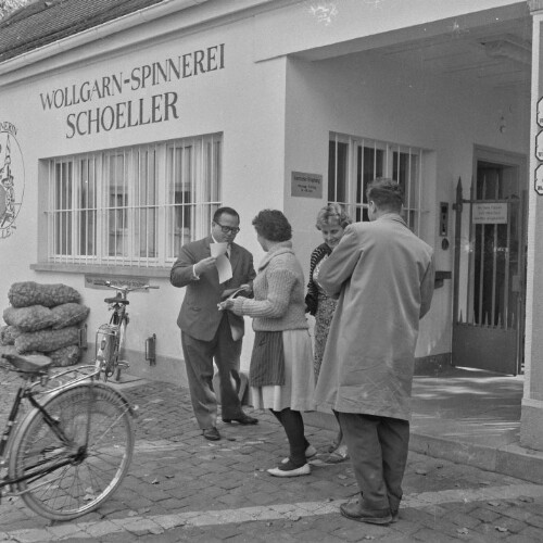 Ernst Haselwanter beim Wahlkampf vor der Fa. Schoeller in Bregenz