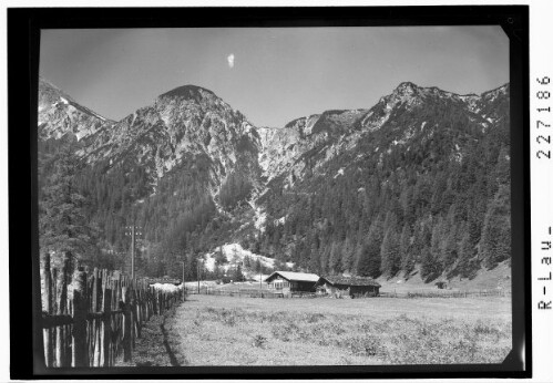 [Alpengasthaus Gern gegen Plumssattel und Satteljoch im Karwendelgebirge / Tirol]