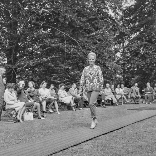 Modeschau der Firma Benger & Co. für ausländische Wirtschaftsjournalisten