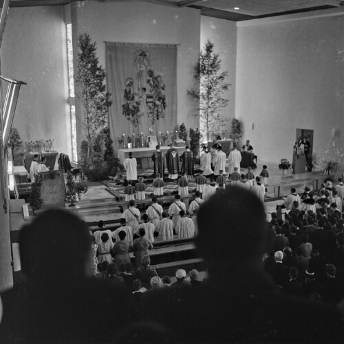 Neue Pfarrkirche Tisis, fünffache Priesterweihe