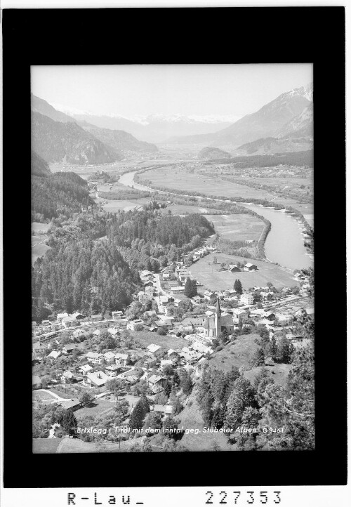 Brixlegg in Tirol mit dem Inntal und Stubaier Alpen