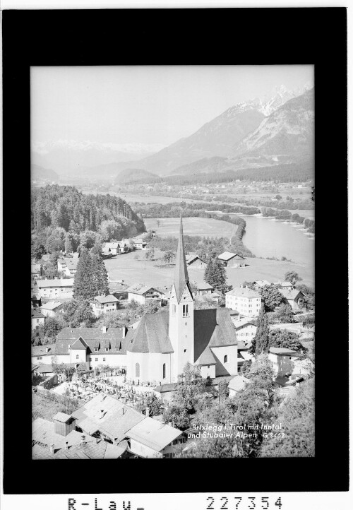Brixlegg in Tirol mit Inntal und Stubaier Alpen