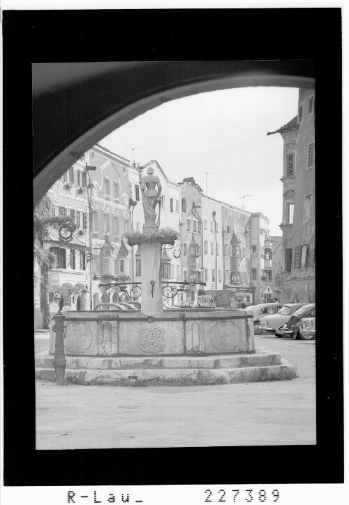 Rattenberg am Inn in Tirol / Stadtbrunnen mit alten Häusern