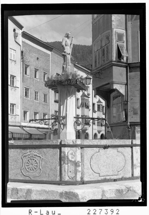 [Stadtbrunnen in Rattenberg im Unterinntal / Tirol]