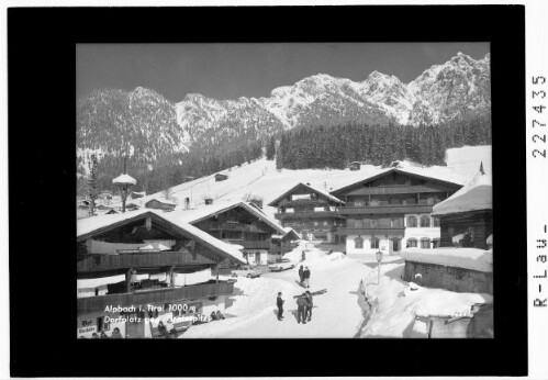 Alpbach in Tirol 1000 m / Dorfplatz gegen Gratlspitze
