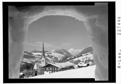 Alpbach 1000 m in Tirol / Blick aus dem Iglu auf Ort und Rofangruppe : [Alpbach gegen Karwendelgebirge]