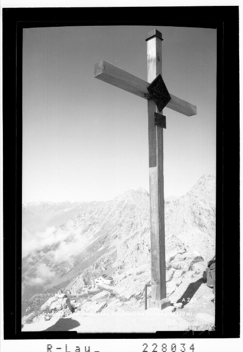 Innsbrucker Nordkettenbahn / Bergkreuz am Hafelekar 2330 m : [Gipfelkreuz auf der Hafelekarspitze gegen Seegrubenspitze - Solstein und Stubaier Alpen]