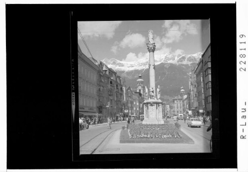 [Innsbruck / Maria Theresia Strasse mit Annasäule gegen Nordkette]