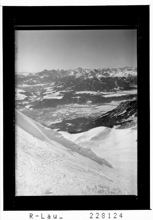 [Blick von der Hafelekarabfahrt auf die Seegrube - Stadt und Stubaier Alpen]