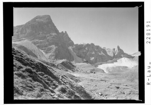 [Trübulaunhütte gegen Gschnitzer - und Pflescher Tribulaun und Goldkappl / Tirol]
