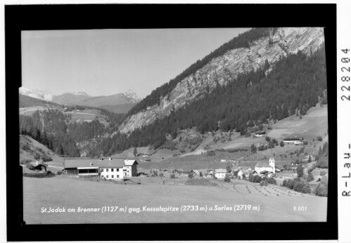St. Jodok (1127 m) gegen Kesselspitze (2733 m) und Serles (2719 m)