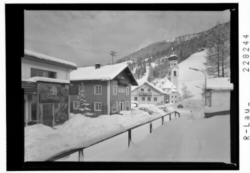 [Sportcafe Hofmann mit Pfarrkirche in Gries am Brenner / Tirol]