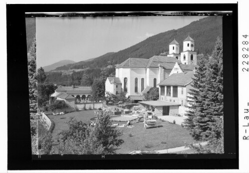 [Steinach am Brenner / Hotel Wilder Mann und Pfarrkirche gegen Patscherkofel / Tirol]