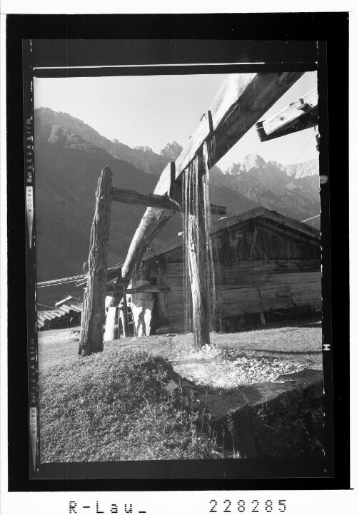 [Alte Mühle im Gschnitztal gegen Ilmspitze und Torsäule / Tirol]