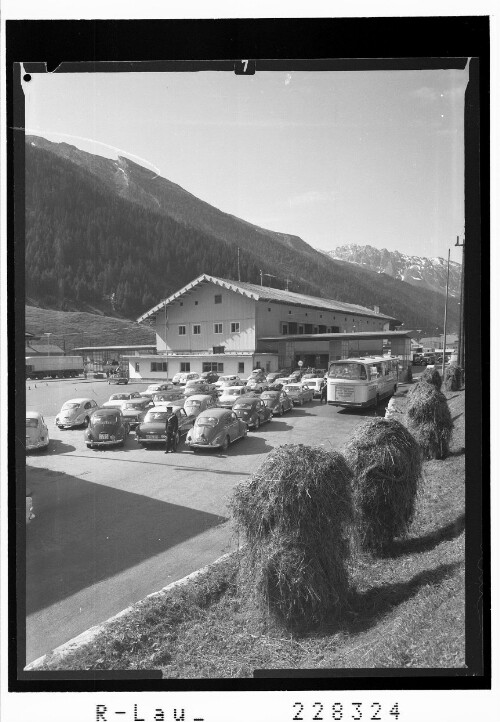 [Brennerpass / Zollamt gegen Flatschspitze und Daxspitze / Tirol]