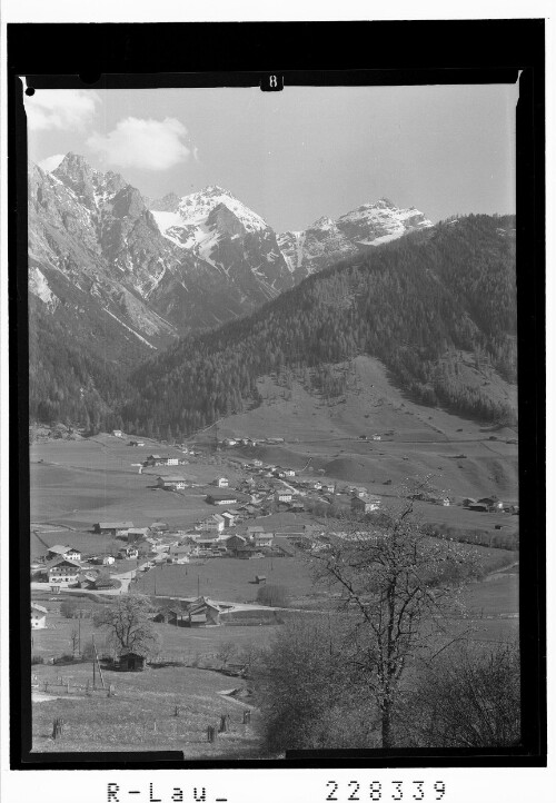 [Neder im Stubaital gegen Kirchdachspitze / Tirol]