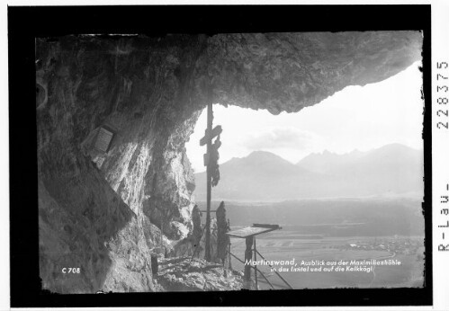 Martinswand / Ausblick aus der Maximilianshöhle in das Inntal und auf die Kalkkögel