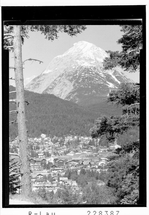 [Kirchwald Siedlung bei Seefeld gegen Hohe Munde / Tirol]