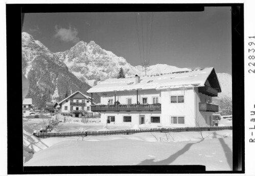 [Leutasch - Weidach / Haus am Seebach gegen Ofelekopf und Wettersteinwand / Tirol]