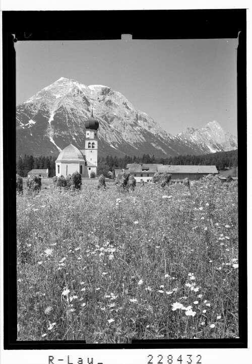 [Leutasch - Kirchplatzl gegen Hohe Munde und Hochwand / Tirol]