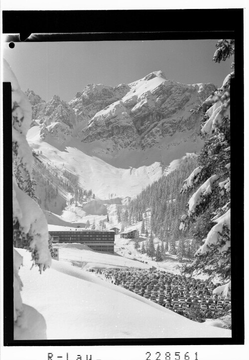 [Axamer Lizum / Parkplatz und Sporthotel Olympia gegen Hörzingwand mit Widdersberg / Tirol]