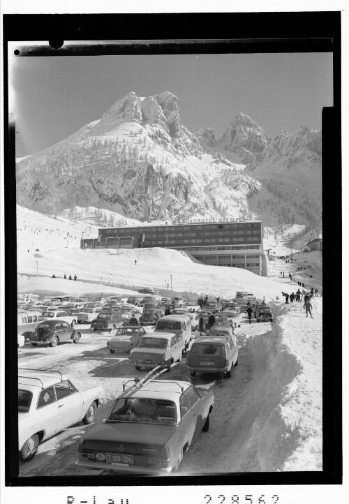 [Axamer Lizum / Parkplatz und Sporthotel Olympia gegen Marchreisenspitze / Tirol]