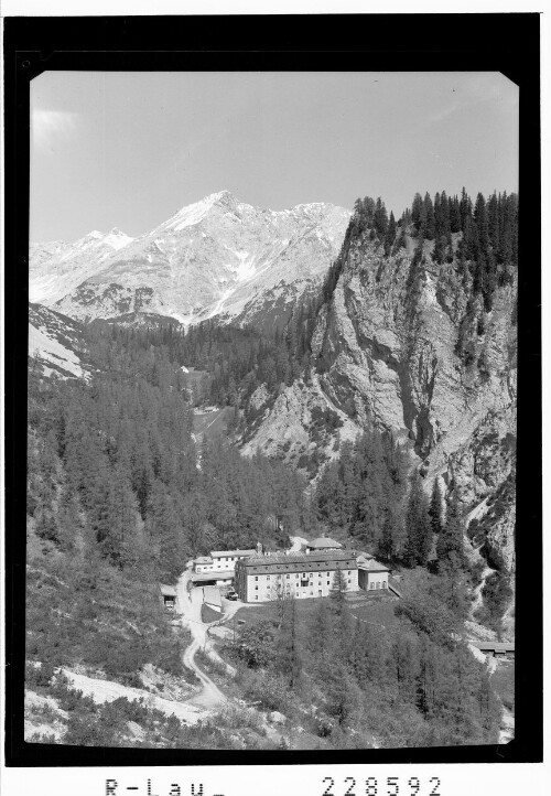 [Herrenhäuser im Halltal gegen Bochofenspitzen und Grossen Lafatscher / Tirol]