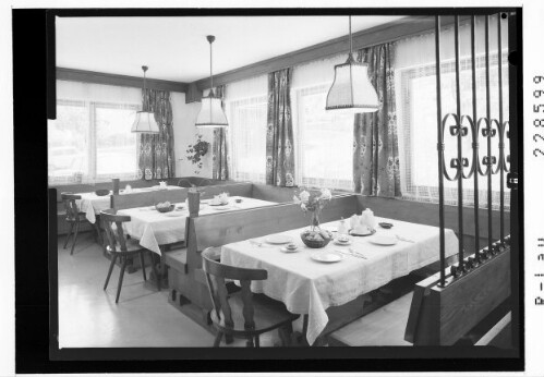 [Gastraum in der Pension Waldhof in Stans bei Schwaz / Tirol]