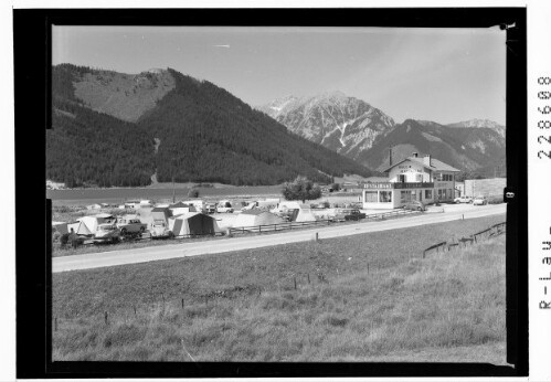 [Rasthaus Max in Buchau am Achensee mit Campingplatz gegen Bettlerkarspitze und Plumsjoch / Tirol]