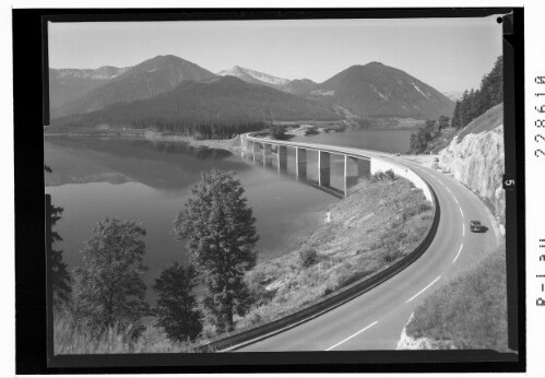[Brücke über den Sylvensteinsee bei Fall im Isartal gegen Karwendelgebirge / Bayern]