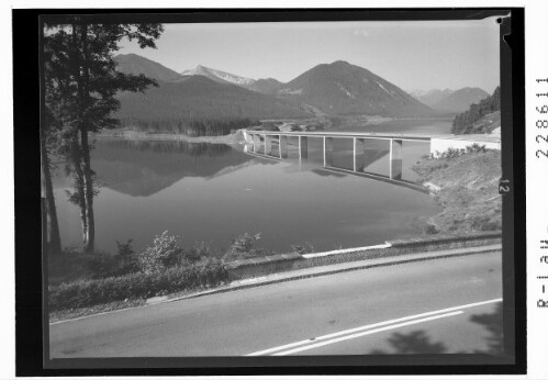[Brücke über den Sylvensteinsee bei Fall im Isartal gegen Karwendelgebirge / Bayern]