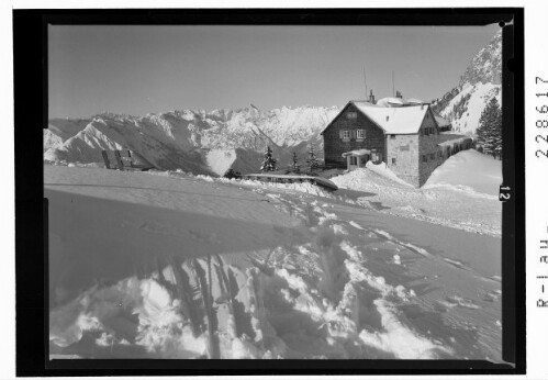 [Erfurter Hütte im Rofan gegen Karwendelgebirge / Tirol]