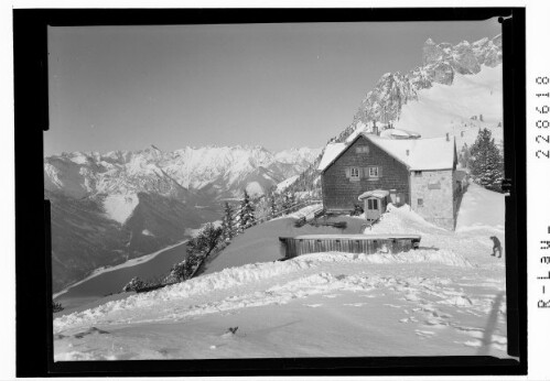 [Erfurter Hütte im Rofan gegen Karwendelgebirge / Tirol]