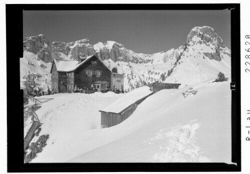 [Erfurter Hütte im Rofan gegen Dalfazer Kamm und Gschöllkopf Tirol]