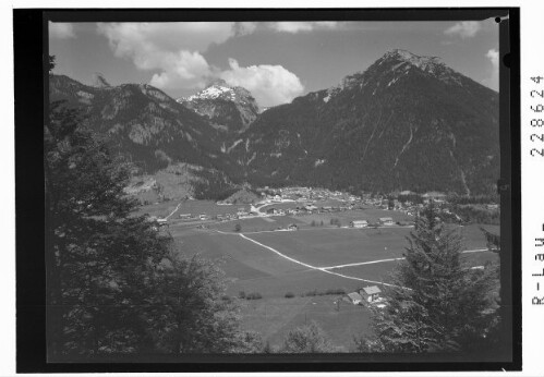 [Maurach am Achensee gegen Rofangruppe mit Gschöllkopf und Ebnerspitze / Tirol]