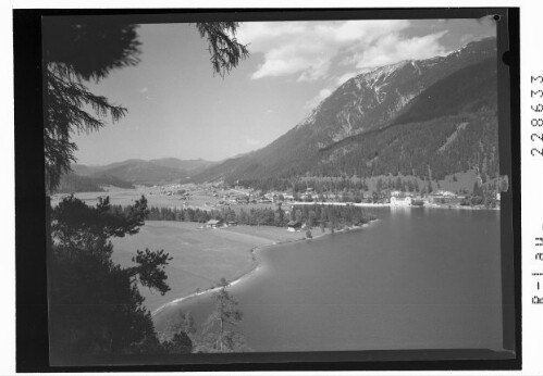 [Blick auf den Achensee mit Hotel Scholastika und Weiler Achensee gegen Tergerseer Berge und Unnutz / Tirol]