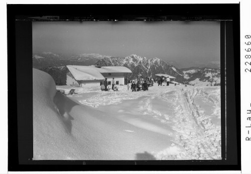 [Gasthof Hornboden und Bergstation - Wiedersbergerhornbahn gegen Gratlspitze und Hinteres Sonnwendjoch / Tirol]