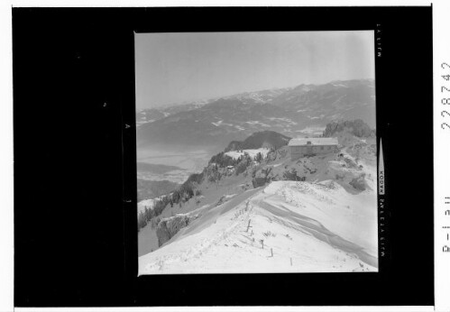 [Blick vom Sonnwendjöchl ob Kramsach im Unterinntal gegen Kitzbüheler Alpen mit Wildschönau und Alpbachtal / Tirol]