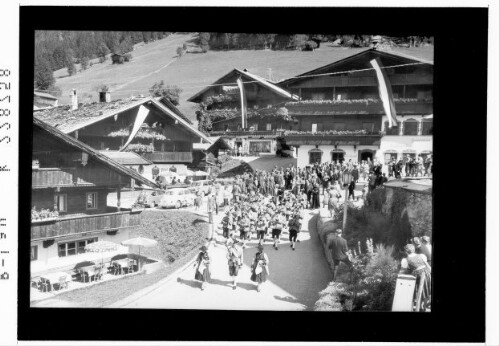 Dorfbild mit Musikkapelle