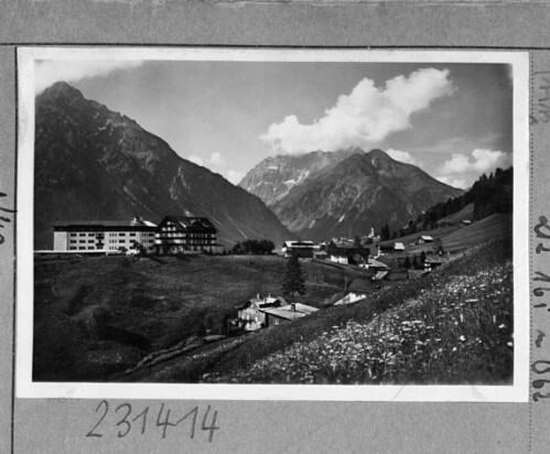 [Alpenkurhotel Walsertal bei Mittelberg gegen Zwölferkopf und Bärenkopf / Kleinwalsertal]