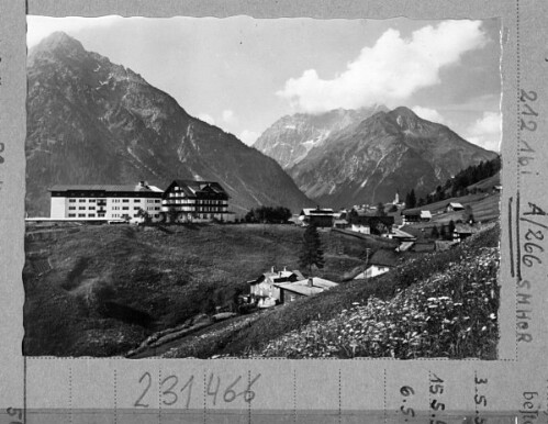 [Alpenkurhotel Walsertal bei Mittelberg gegen Zwölferkopf und Bärenkopf / Kleinwalsertal]