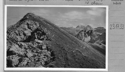 [Hammerspitze mit Blick zum Grossen Krottenkopf]