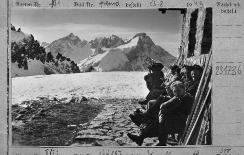[Fiderepass-Hütte gegen Liechelkof und Elferkopf]