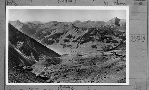 [Blick auf die Fiderepass-Hütte und Mittelberg im Kleinwalsertal mit Üntschenspitze und Hohem Ifen]